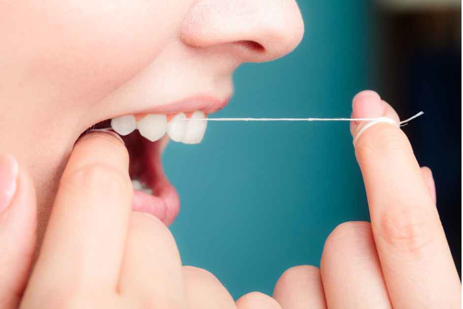 How to prevent dental plaque by flossing teeth